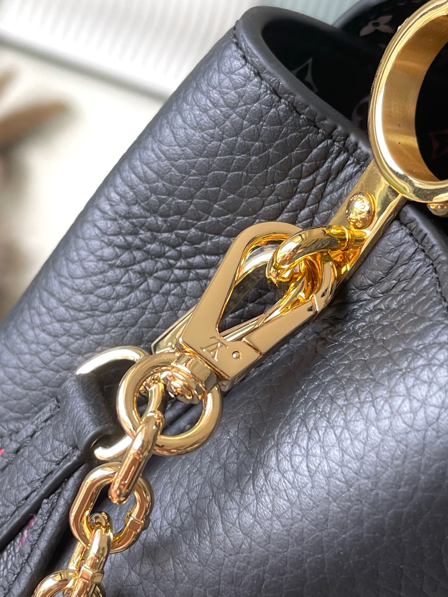 💰2340 "Special Original Leather" M13878 Mini Black with Tricolor Reinterpretation of this season's signature in the X Murakami series showing lightness and charm, displaying Haus's iconic Capuchin handbag, Torion leather material, symbolic initials, detachable chain strap decorated with Monogram flowers, golden hardware such as a cheerful panda character reflected in the super flat style unique to Japanese artist Takashi Murakami Multi-color Monogram pattern with vibrant dots added to the strap and lining Size: 21 * 13.6 * 8 CM