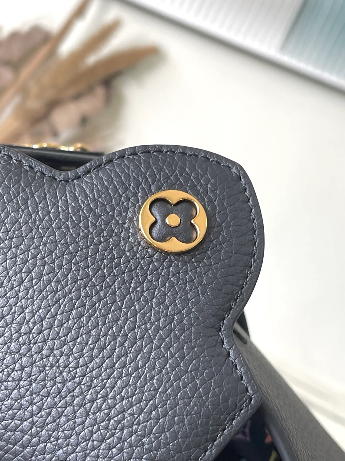💰2340 "Special Original Leather" M13878 Mini Black with Tricolor Reinterpretation of this season's signature in the X Murakami series showing lightness and charm, displaying Haus's iconic Capuchin handbag, Torion leather material, symbolic initials, detachable chain strap decorated with Monogram flowers, golden hardware such as a cheerful panda character reflected in the super flat style unique to Japanese artist Takashi Murakami Multi-color Monogram pattern with vibrant dots added to the strap and lining Size: 21 * 13.6 * 8 CM