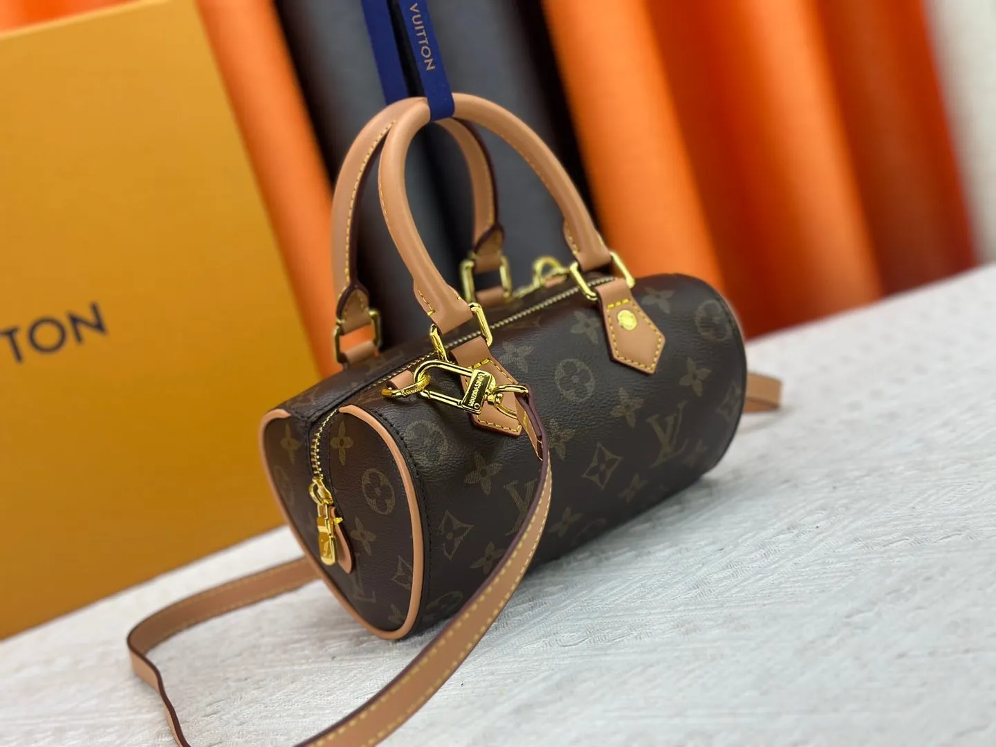 P220 M13226 Louis Vuitton vvn handle and long shoulder strap love-shaped bag is particularly cute and full of charming atmosphere. Size 18x11x10 cm
