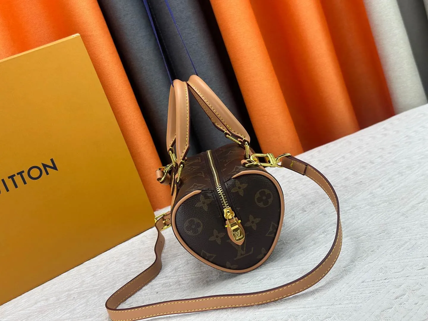 P220 M13226 Louis Vuitton vvn handle and long shoulder strap love-shaped bag is particularly cute and full of charming atmosphere. Size 18x11x10 cm