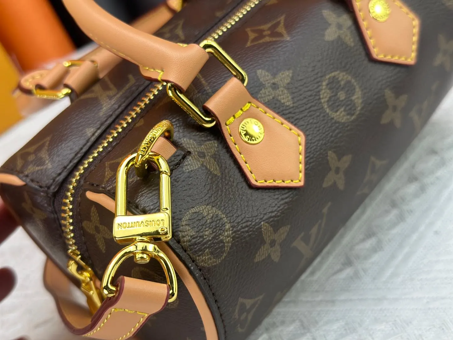 P220 M13226 Louis Vuitton vvn handle and long shoulder strap love-shaped bag is particularly cute and full of charming atmosphere. Size 18x11x10 cm