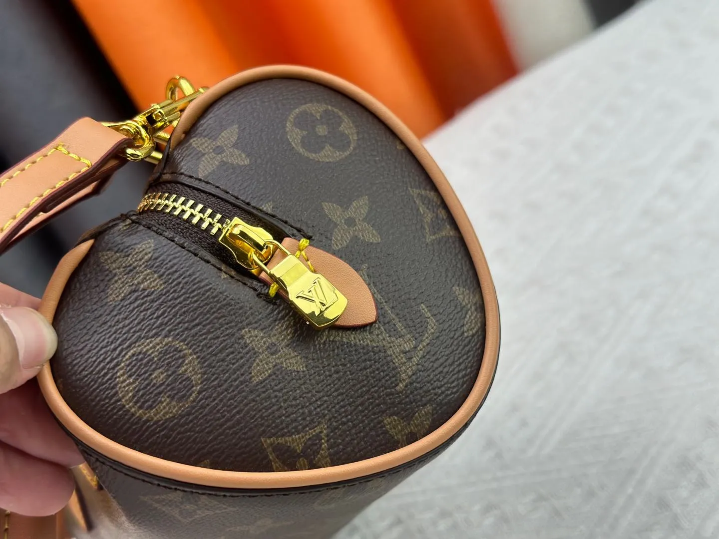 P220 M13226 Louis Vuitton vvn handle and long shoulder strap love-shaped bag is particularly cute and full of charming atmosphere. Size 18x11x10 cm