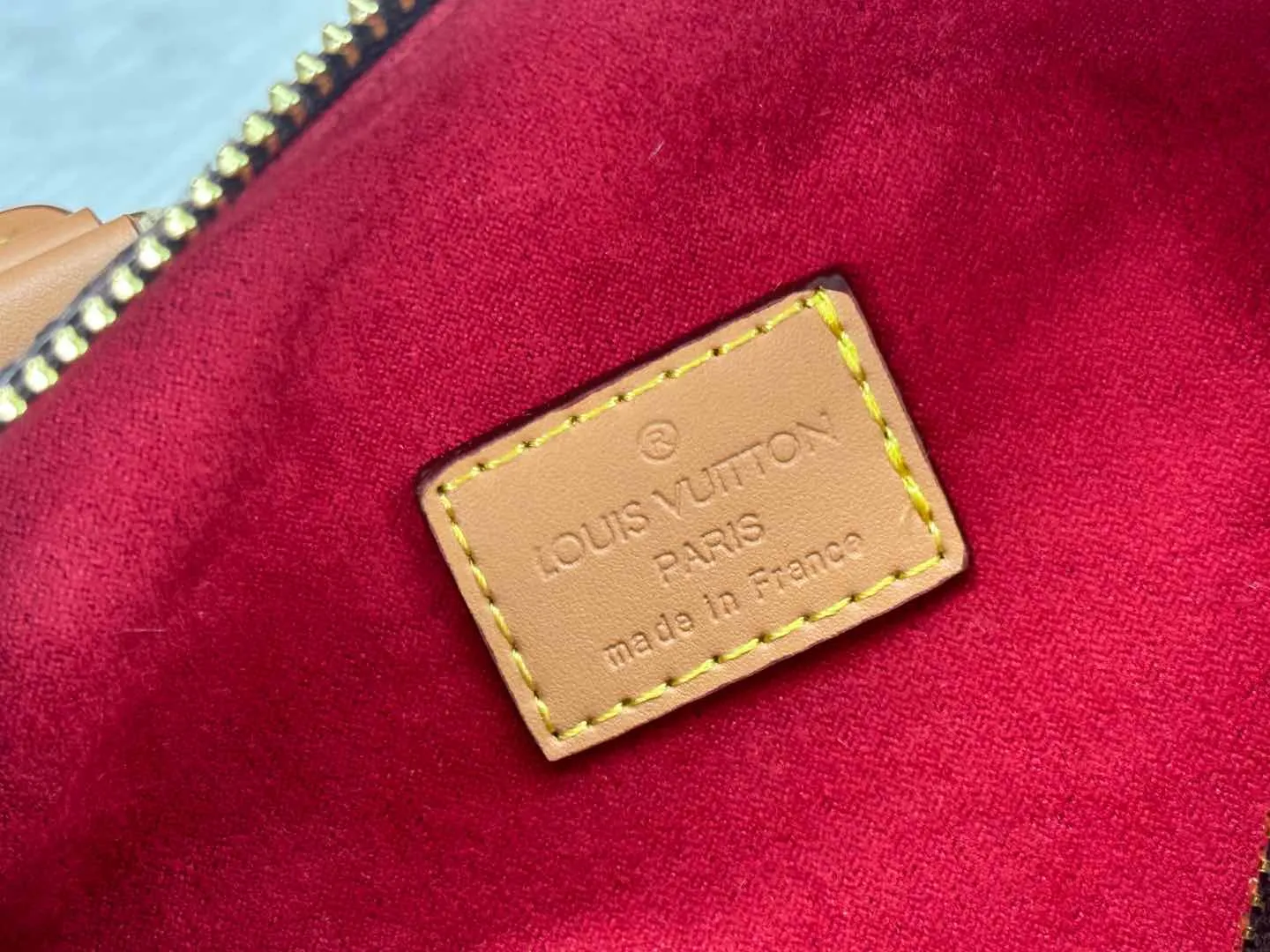 P220 M13226 Louis Vuitton vvn handle and long shoulder strap love-shaped bag is particularly cute and full of charming atmosphere. Size 18x11x10 cm
