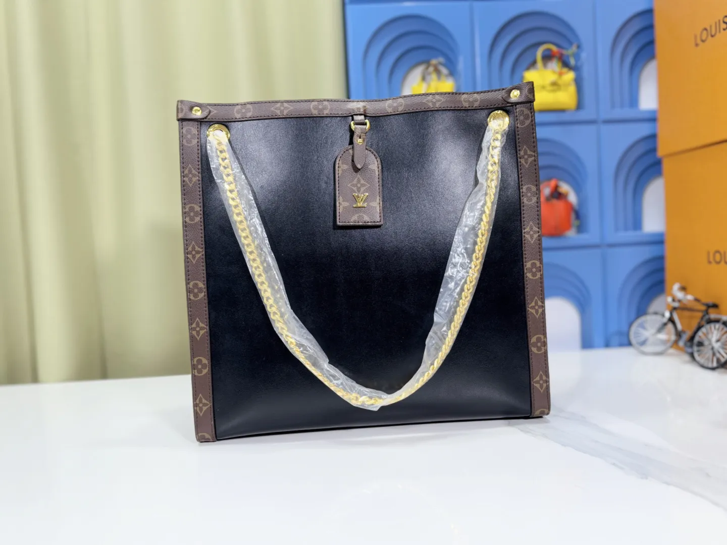 P large 130. Small 120 upgraded original M13137 M13140 2025 Cruise early spring show launched Nova small and medium handbags, which give the graceful cow leather a subtle mirror effect, combining both straightforward style and leisurely elegance. LV nameplate and Monogram canvas trim highlight classic elements, and the dazzling sliding chain makes it easy to create a refined look. Monogram canvas trim, fabric lining, metal hardware, name tag, central zipper patch pocket. Chain: slidingly adjustable, non-detachable. Chain half length: 28.0 cm. Chain half length adjustable to: 50.0 cm. Monogram canvas trim, fabric lining, metal hardware, nameplate interior patch pocket. Can store laptops and A4 documents. Detailed features: Length, height and width dimensions. Small size: 31x21x9cm Large size: 37x36x10cm