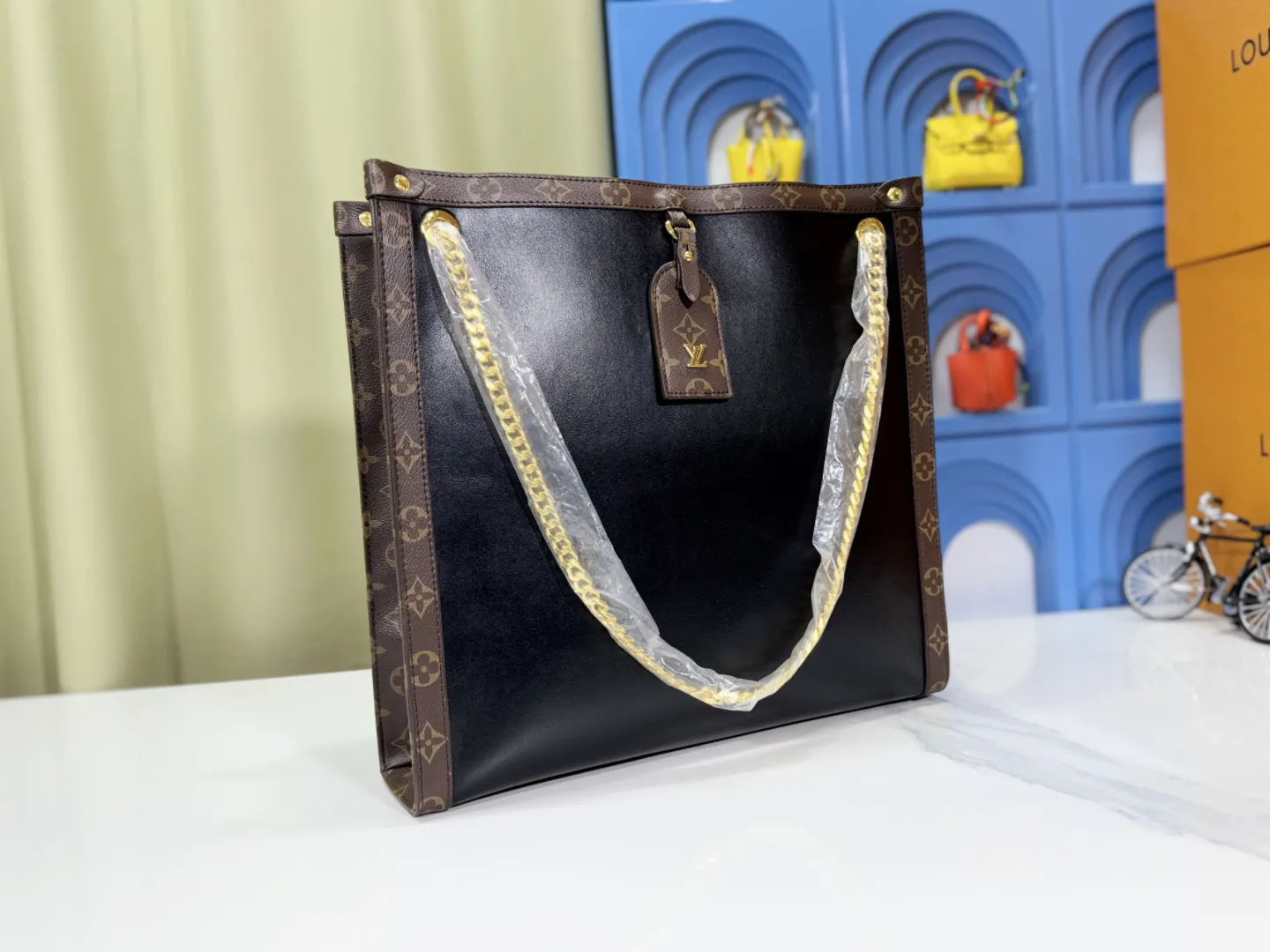 P large 130. Small 120 upgraded original M13137 M13140 2025 Cruise early spring show launched Nova small and medium handbags, which give the graceful cow leather a subtle mirror effect, combining both straightforward style and leisurely elegance. LV nameplate and Monogram canvas trim highlight classic elements, and the dazzling sliding chain makes it easy to create a refined look. Monogram canvas trim, fabric lining, metal hardware, name tag, central zipper patch pocket. Chain: slidingly adjustable, non-detachable. Chain half length: 28.0 cm. Chain half length adjustable to: 50.0 cm. Monogram canvas trim, fabric lining, metal hardware, nameplate interior patch pocket. Can store laptops and A4 documents. Detailed features: Length, height and width dimensions. Small size: 31x21x9cm Large size: 37x36x10cm