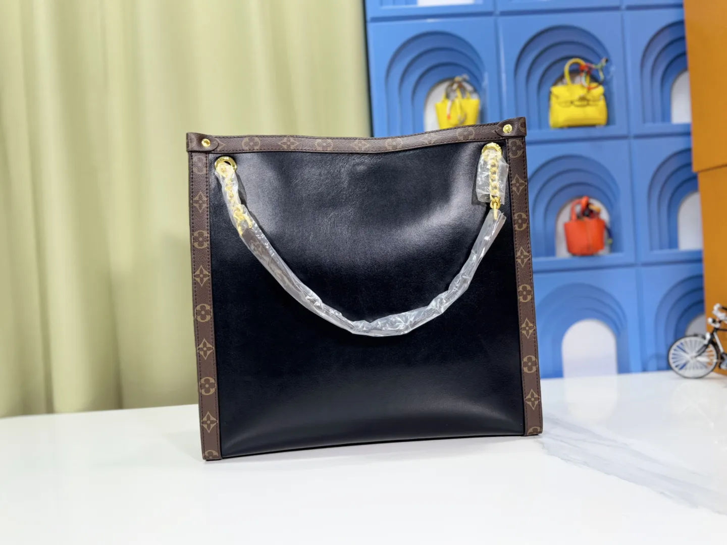 P large 130. Small 120 upgraded original M13137 M13140 2025 Cruise early spring show launched Nova small and medium handbags, which give the graceful cow leather a subtle mirror effect, combining both straightforward style and leisurely elegance. LV nameplate and Monogram canvas trim highlight classic elements, and the dazzling sliding chain makes it easy to create a refined look. Monogram canvas trim, fabric lining, metal hardware, name tag, central zipper patch pocket. Chain: slidingly adjustable, non-detachable. Chain half length: 28.0 cm. Chain half length adjustable to: 50.0 cm. Monogram canvas trim, fabric lining, metal hardware, nameplate interior patch pocket. Can store laptops and A4 documents. Detailed features: Length, height and width dimensions. Small size: 31x21x9cm Large size: 37x36x10cm