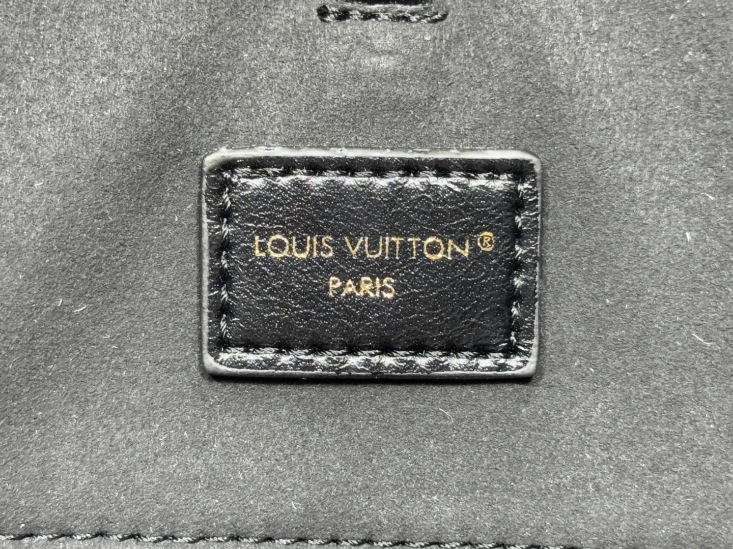 P large 130. Small 120 upgraded original M13137 M13140 2025 Cruise early spring show launched Nova small and medium handbags, which give the graceful cow leather a subtle mirror effect, combining both straightforward style and leisurely elegance. LV nameplate and Monogram canvas trim highlight classic elements, and the dazzling sliding chain makes it easy to create a refined look. Monogram canvas trim, fabric lining, metal hardware, name tag, central zipper patch pocket. Chain: slidingly adjustable, non-detachable. Chain half length: 28.0 cm. Chain half length adjustable to: 50.0 cm. Monogram canvas trim, fabric lining, metal hardware, nameplate interior patch pocket. Can store laptops and A4 documents. Detailed features: Length, height and width dimensions. Small size: 31x21x9cm Large size: 37x36x10cm