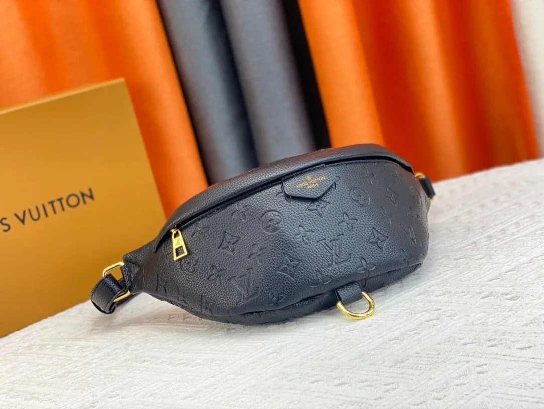 P200 exclusive background Louis Vuitton new style is coming! Real shots!  M44836 white M44812 black full leather BUMBAG chest bag, the patterned version can be used as a waist bag, shoulder bag, crossbody...Multiple carrying methods, soft Monogram fabric, girly pattern design and sporty shape add pure fashionable and casual temperament. Size: 37*14*20