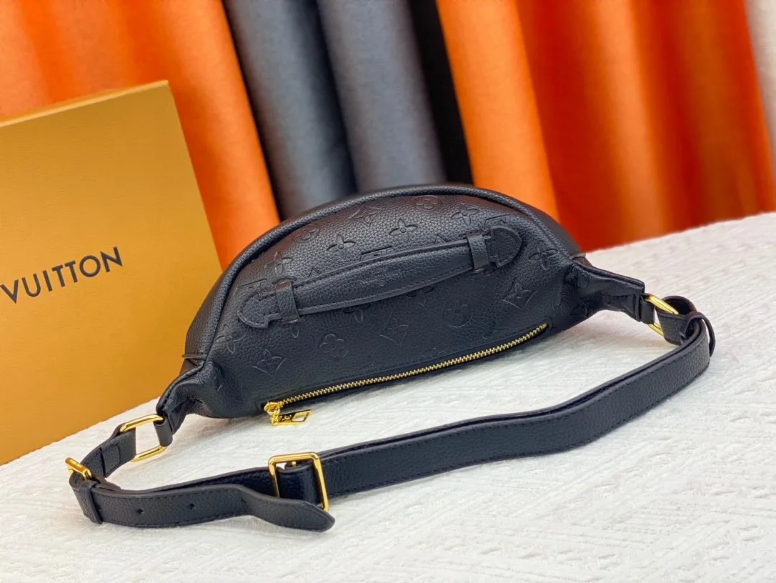 P200 exclusive background Louis Vuitton new style is coming! Real shots!  M44836 white M44812 black full leather BUMBAG chest bag, the patterned version can be used as a waist bag, shoulder bag, crossbody...Multiple carrying methods, soft Monogram fabric, girly pattern design and sporty shape add pure fashionable and casual temperament. Size: 37*14*20