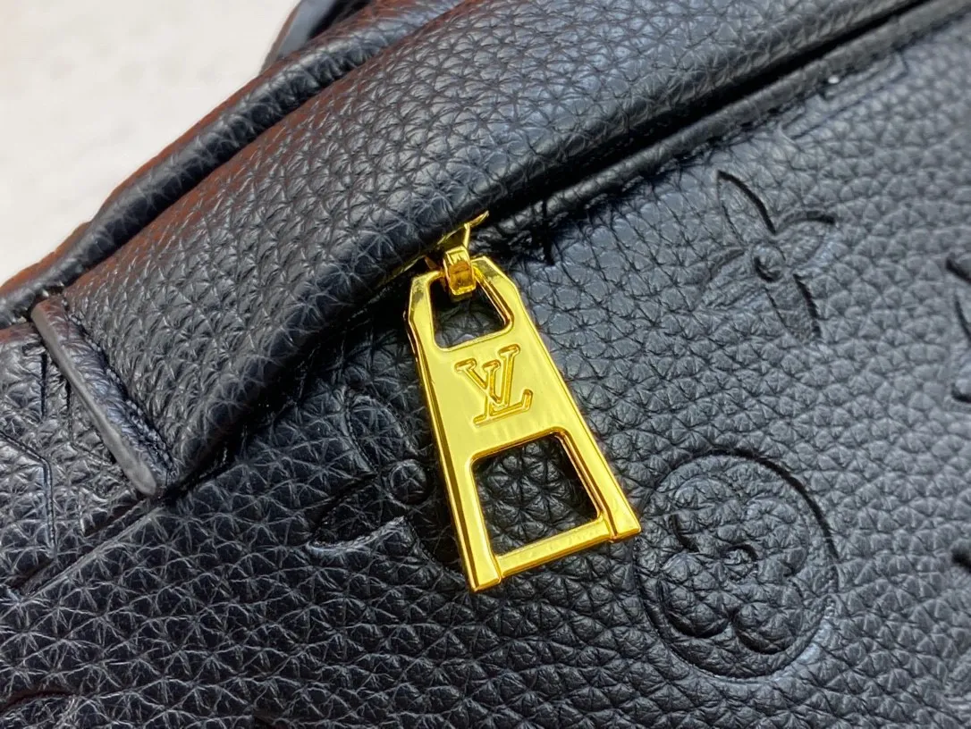 P200 exclusive background Louis Vuitton new style is coming! Real shots!  M44836 white M44812 black full leather BUMBAG chest bag, the patterned version can be used as a waist bag, shoulder bag, crossbody...Multiple carrying methods, soft Monogram fabric, girly pattern design and sporty shape add pure fashionable and casual temperament. Size: 37*14*20