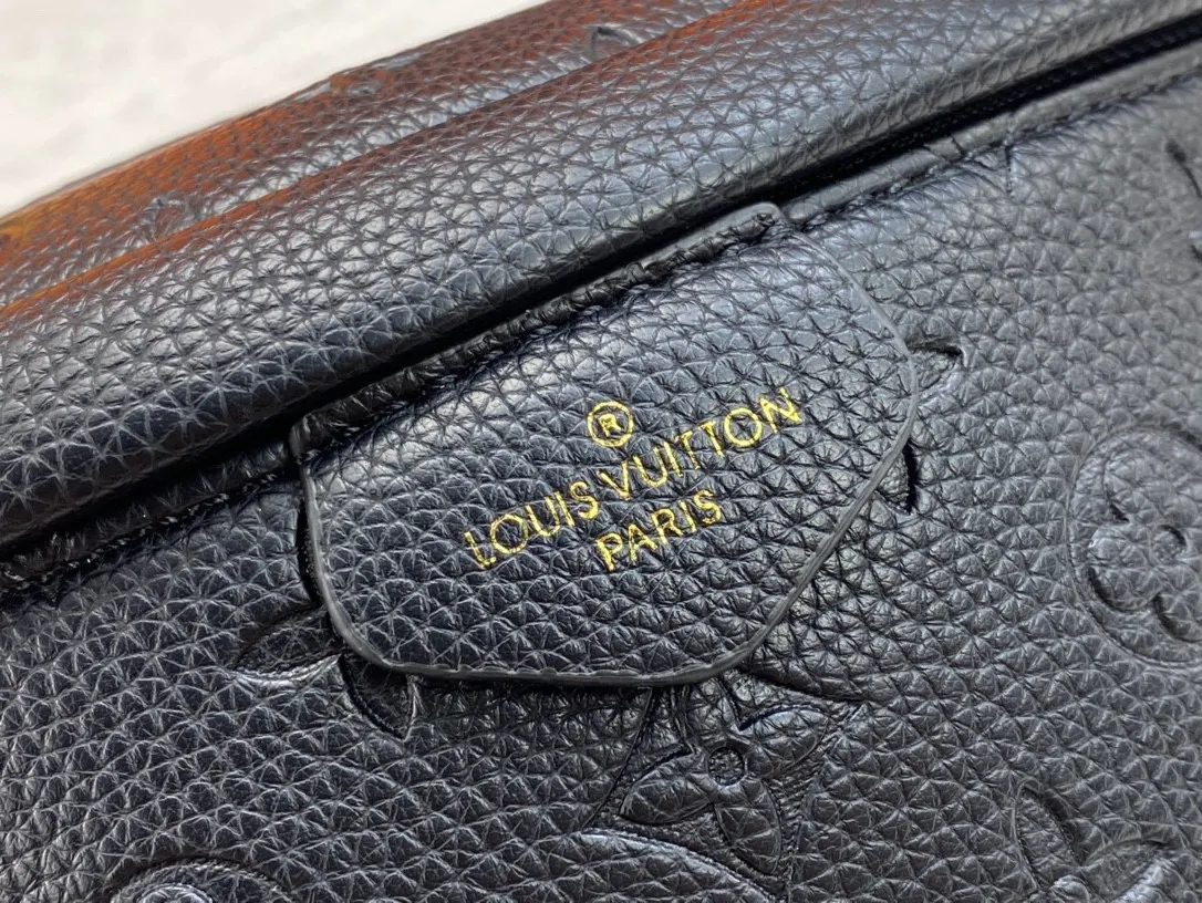 P200 exclusive background Louis Vuitton new style is coming! Real shots!  M44836 white M44812 black full leather BUMBAG chest bag, the patterned version can be used as a waist bag, shoulder bag, crossbody...Multiple carrying methods, soft Monogram fabric, girly pattern design and sporty shape add pure fashionable and casual temperament. Size: 37*14*20