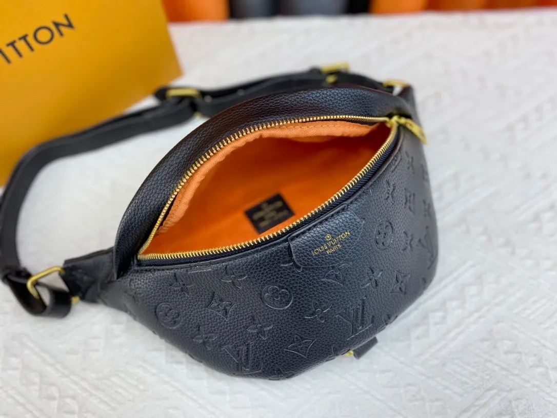 P200 exclusive background Louis Vuitton new style is coming! Real shots!  M44836 white M44812 black full leather BUMBAG chest bag, the patterned version can be used as a waist bag, shoulder bag, crossbody...Multiple carrying methods, soft Monogram fabric, girly pattern design and sporty shape add pure fashionable and casual temperament. Size: 37*14*20