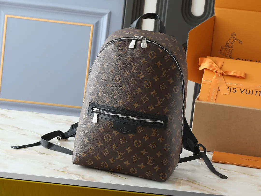 💰300💰Upgraded from the original M14020 black flower. Lime green. Presbyopia. Black checkered. This Discovery Slim double shoulder bag is made of Monogram Eclipse coated canvas. It has a compact structure and integrates pens into the laptop pocket. It can easily be used in business, leisure or leisure occasions with a trendy attitude. The adjustable shoulder straps with fabric lining enhance the comfortable carrying experience, and the zippered front pocket makes it easy to store daily necessities. Size:38x13x28cm
