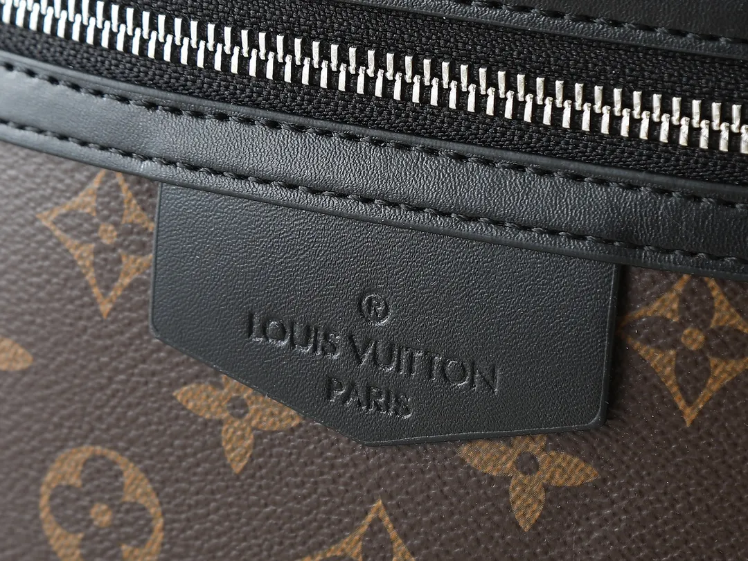 💰300💰Upgraded from the original M14020 black flower. Lime green. Presbyopia. Black checkered. This Discovery Slim double shoulder bag is made of Monogram Eclipse coated canvas. It has a compact structure and integrates pens into the laptop pocket. It can easily be used in business, leisure or leisure occasions with a trendy attitude. The adjustable shoulder straps with fabric lining enhance the comfortable carrying experience, and the zippered front pocket makes it easy to store daily necessities. Size:38x13x28cm