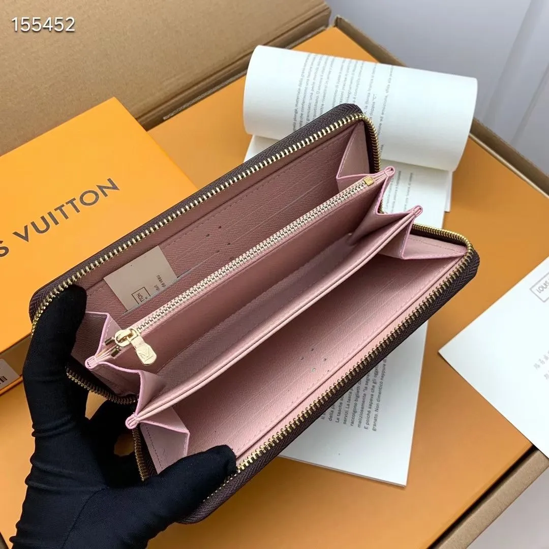 P100💰 💎M60017 inner color ❤️ brown powder ZIPPY zipper wallet. The Zippy wallet pays homage to Louis Vuitton's heritage of travel and trunk making, with a travel-style patch and Louis Vuitton logo. With its compact interior and simple design, this wallet is ideal for everyday use. Model M60017. Size: 19x10.