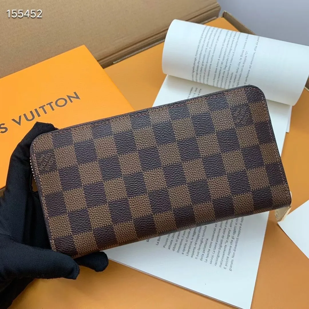 P100💰 💎M60017 inner color ❤️ brown powder ZIPPY zipper wallet. The Zippy wallet pays homage to Louis Vuitton's heritage of travel and trunk making, with a travel-style patch and Louis Vuitton logo. With its compact interior and simple design, this wallet is ideal for everyday use. Model M60017. Size: 19x10.