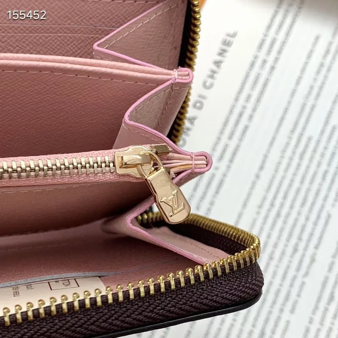 P100💰 💎M60017 inner color ❤️ brown powder ZIPPY zipper wallet. The Zippy wallet pays homage to Louis Vuitton's heritage of travel and trunk making, with a travel-style patch and Louis Vuitton logo. With its compact interior and simple design, this wallet is ideal for everyday use. Model M60017. Size: 19x10.