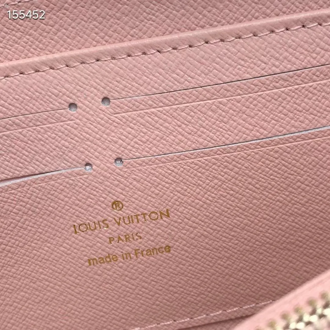 P100💰 💎M60017 inner color ❤️ brown powder ZIPPY zipper wallet. The Zippy wallet pays homage to Louis Vuitton's heritage of travel and trunk making, with a travel-style patch and Louis Vuitton logo. With its compact interior and simple design, this wallet is ideal for everyday use. Model M60017. Size: 19x10.