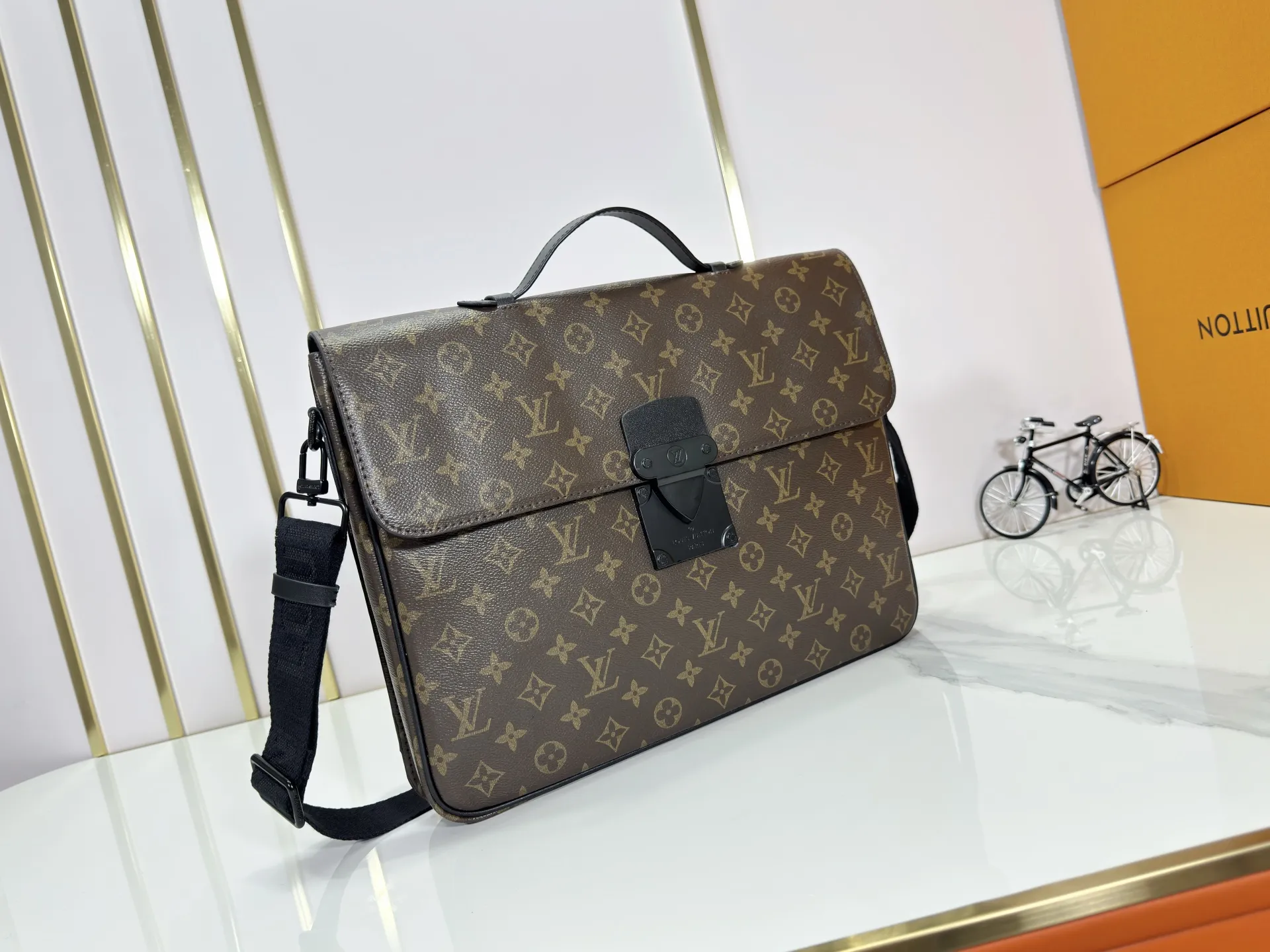 P260 upgraded original [M20835 embossed. black flower. presbyopia] S-Lock briefcase is made of Taurillon Monogram cow leather with a restrained configuration, providing a safe choice for contemporary business people based on traditional design. The magnetic clasp is derived from Louis Vuitton's classic trunk lock and comes with an adjustable shoulder strap. Dimensions: 39 x 30 x 8cm