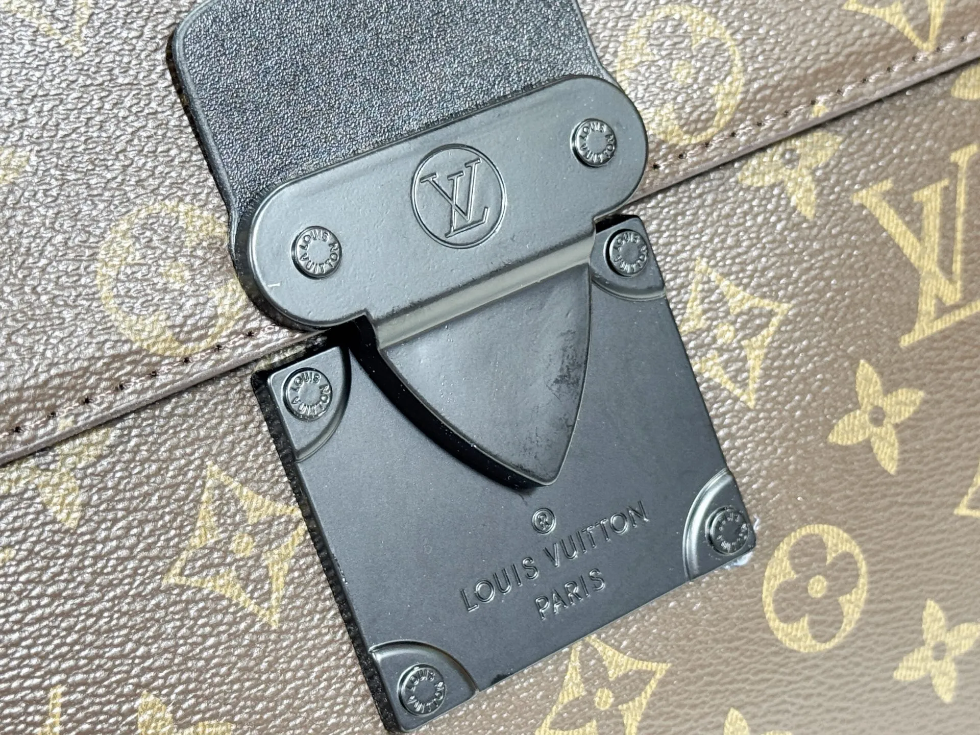 P260 upgraded original [M20835 embossed. black flower. presbyopia] S-Lock briefcase is made of Taurillon Monogram cow leather with a restrained configuration, providing a safe choice for contemporary business people based on traditional design. The magnetic clasp is derived from Louis Vuitton's classic trunk lock and comes with an adjustable shoulder strap. Dimensions: 39 x 30 x 8cm