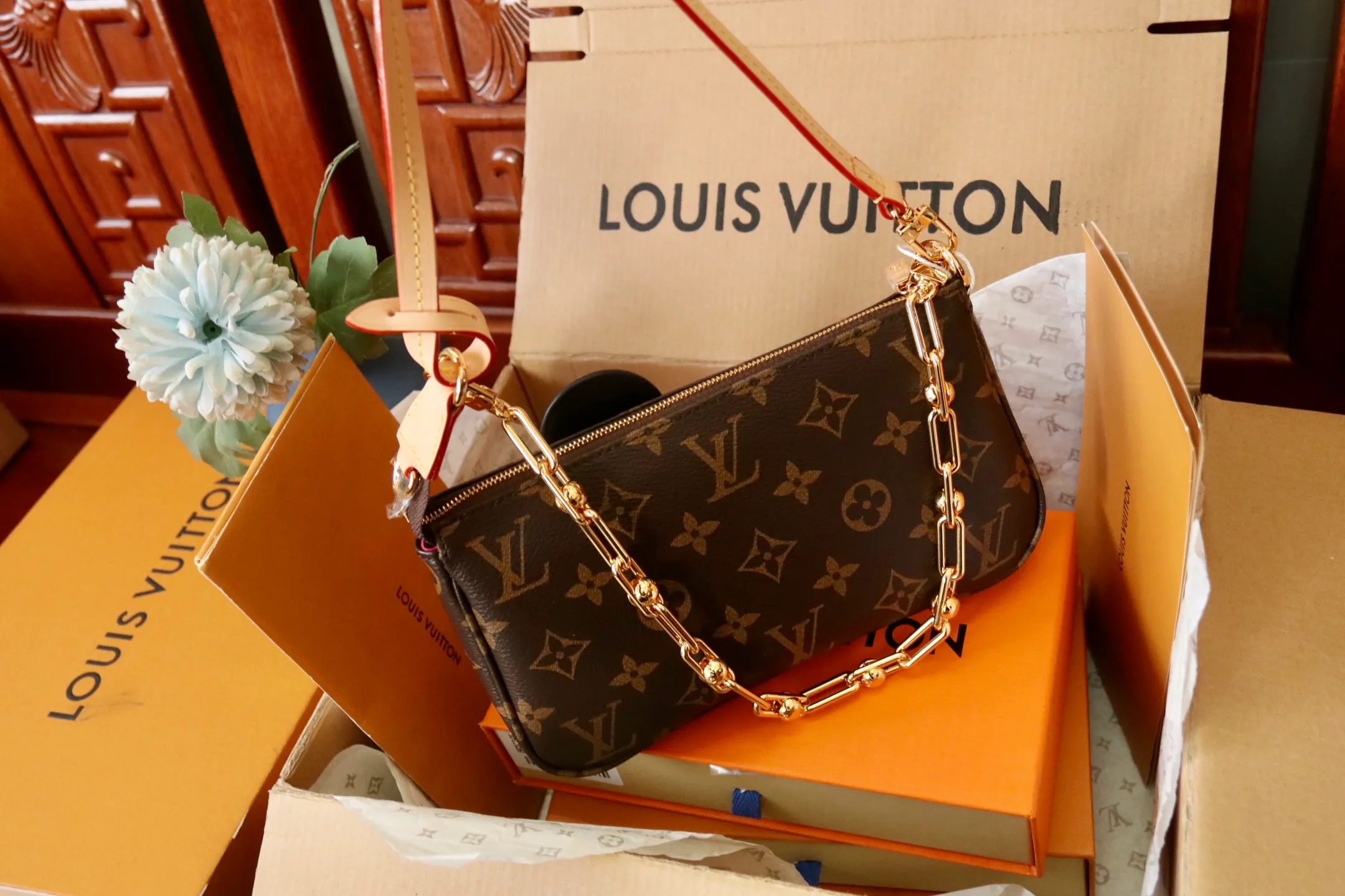 Top original order P680 M13440 This Pochette Accessoires handbag is made of Monogram coated canvas, injecting lively personality into the Louis Vuitton x Murakami reissue series. The colorful panda image created by the artist renews the classic silhouette, and the zipper design allows for secure storage of daily items. The cowhide leather shoulder strap and dazzling chain are both detachable, allowing for a variety of carrying options. 13 x 4 x 22 cm (height x width x length) dyw