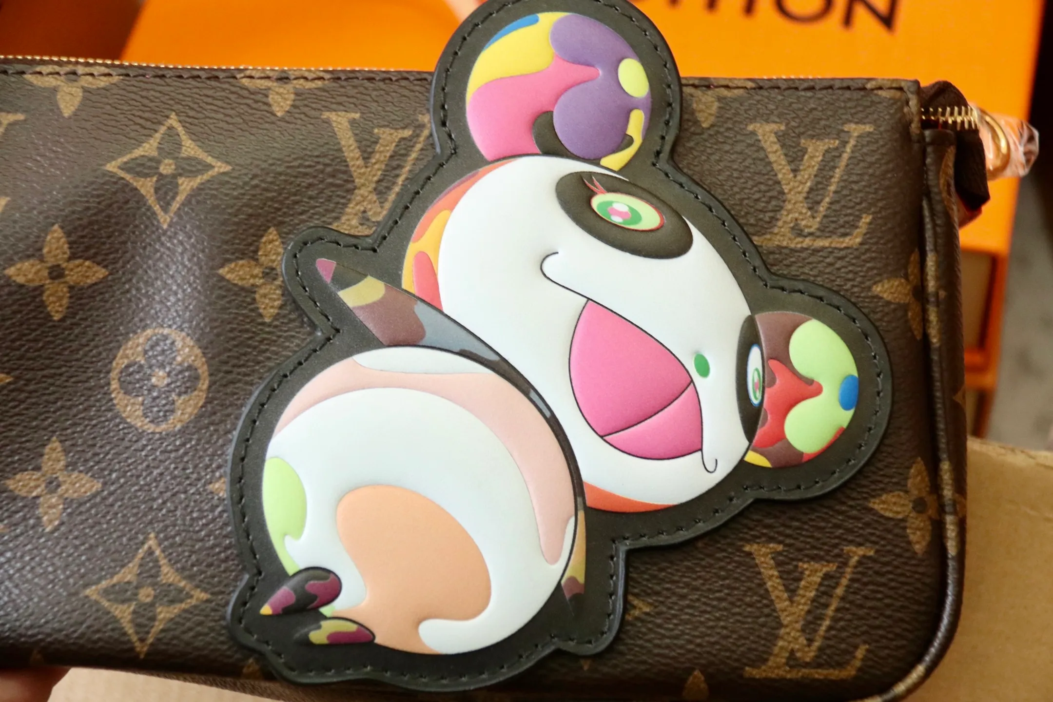 Top original order P680 M13440 This Pochette Accessoires handbag is made of Monogram coated canvas, injecting lively personality into the Louis Vuitton x Murakami reissue series. The colorful panda image created by the artist renews the classic silhouette, and the zipper design allows for secure storage of daily items. The cowhide leather shoulder strap and dazzling chain are both detachable, allowing for a variety of carrying options. 13 x 4 x 22 cm (height x width x length) dyw