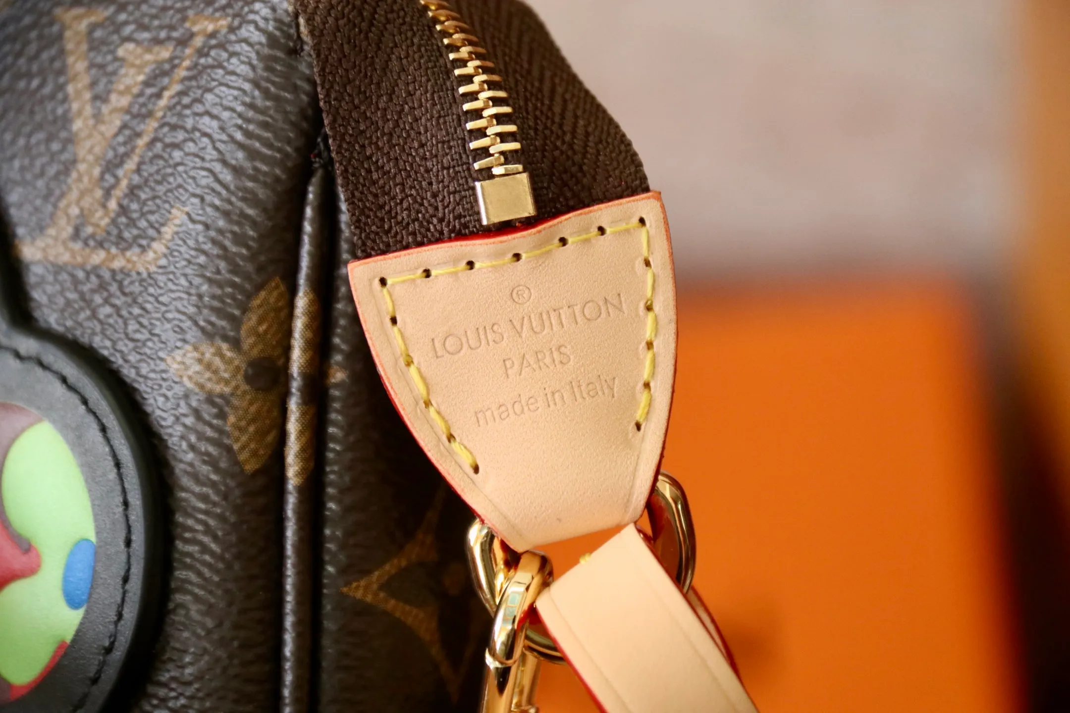 Top original order P680 M13440 This Pochette Accessoires handbag is made of Monogram coated canvas, injecting lively personality into the Louis Vuitton x Murakami reissue series. The colorful panda image created by the artist renews the classic silhouette, and the zipper design allows for secure storage of daily items. The cowhide leather shoulder strap and dazzling chain are both detachable, allowing for a variety of carrying options. 13 x 4 x 22 cm (height x width x length) dyw