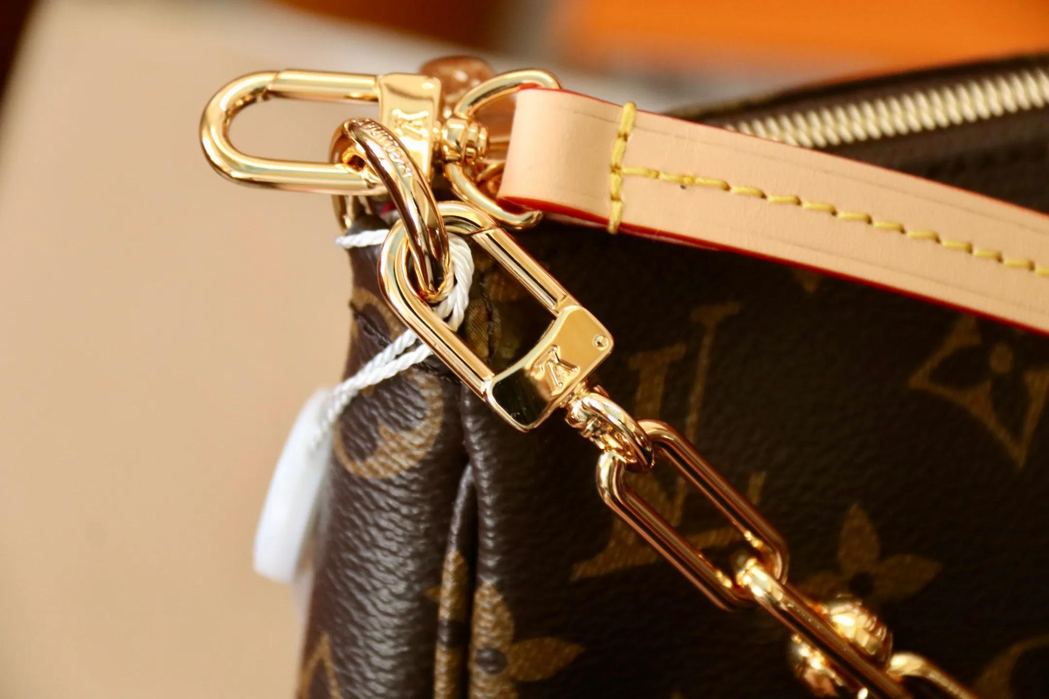 Top original order P680 M13440 This Pochette Accessoires handbag is made of Monogram coated canvas, injecting lively personality into the Louis Vuitton x Murakami reissue series. The colorful panda image created by the artist renews the classic silhouette, and the zipper design allows for secure storage of daily items. The cowhide leather shoulder strap and dazzling chain are both detachable, allowing for a variety of carrying options. 13 x 4 x 22 cm (height x width x length) dyw