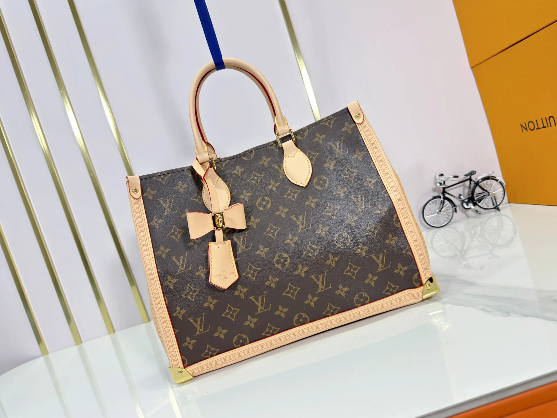 P320 upgrades the original M13079 Louis Vuitton x Takashi Murakami reissue series with a smart interpretation of the OnTheGo medium handbag. The colorful Monogram canvas body, cowhide leather trim and LV x TM key bag highlight the sophisticated style. The shiny corners recall the design of traditional Louis Vuitton luggage, and the shoulder strap and top handle allow for multiple carrying methods. Dimensions: 35.0 x 27.0 x 14.0 cm (length x height x width)