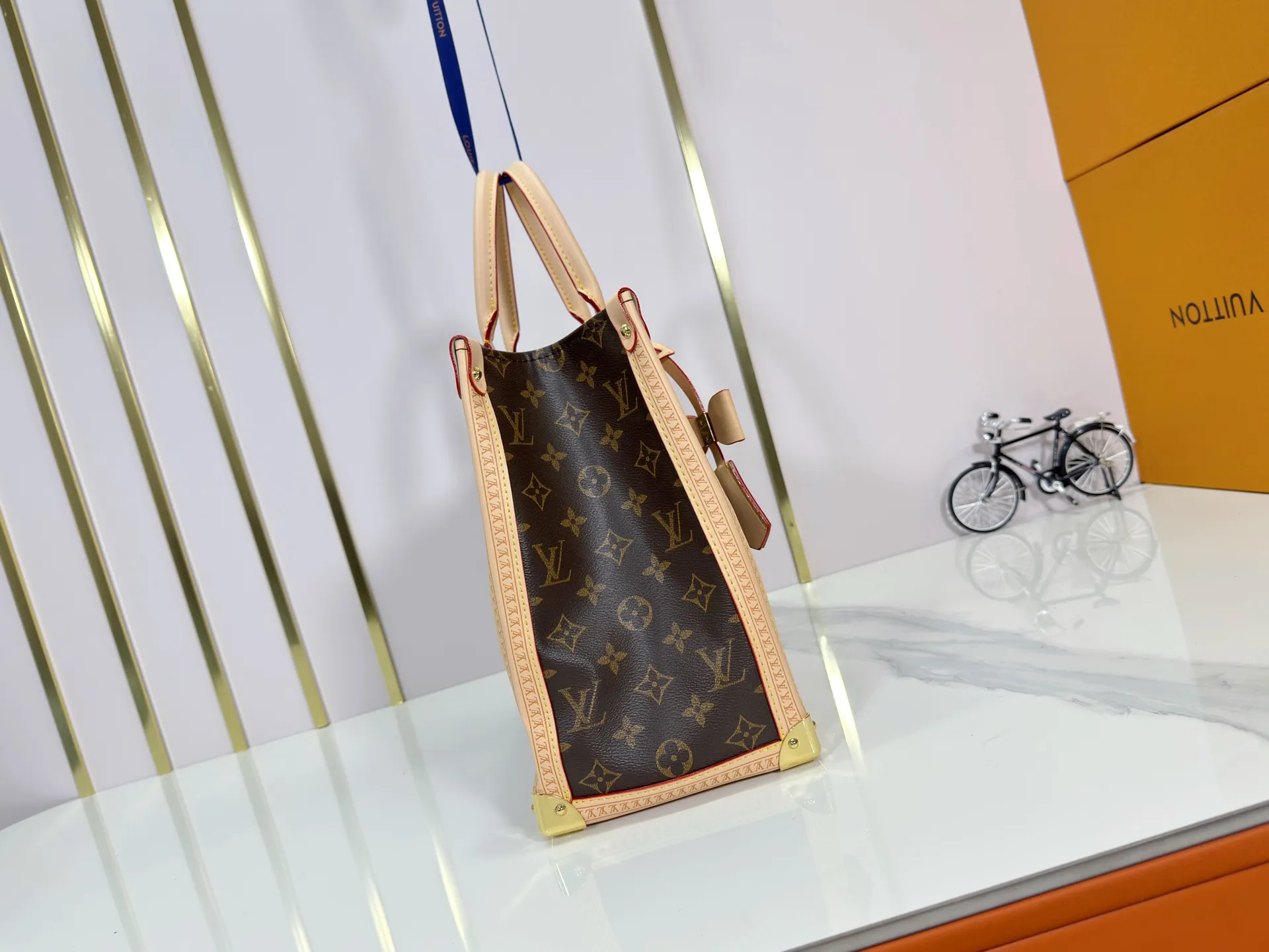 P320 upgrades the original M13079 Louis Vuitton x Takashi Murakami reissue series with a smart interpretation of the OnTheGo medium handbag. The colorful Monogram canvas body, cowhide leather trim and LV x TM key bag highlight the sophisticated style. The shiny corners recall the design of traditional Louis Vuitton luggage, and the shoulder strap and top handle allow for multiple carrying methods. Dimensions: 35.0 x 27.0 x 14.0 cm (length x height x width)