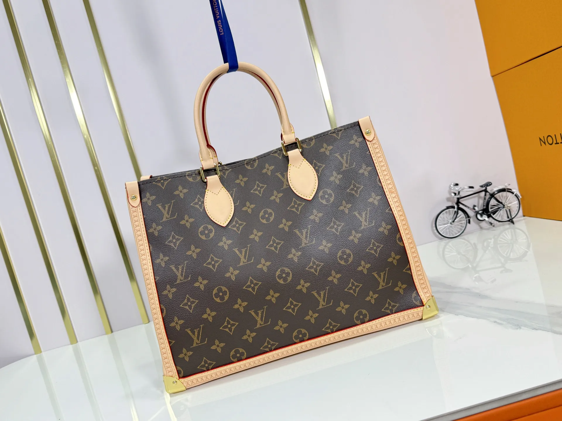P320 upgrades the original M13079 Louis Vuitton x Takashi Murakami reissue series with a smart interpretation of the OnTheGo medium handbag. The colorful Monogram canvas body, cowhide leather trim and LV x TM key bag highlight the sophisticated style. The shiny corners recall the design of traditional Louis Vuitton luggage, and the shoulder strap and top handle allow for multiple carrying methods. Dimensions: 35.0 x 27.0 x 14.0 cm (length x height x width)