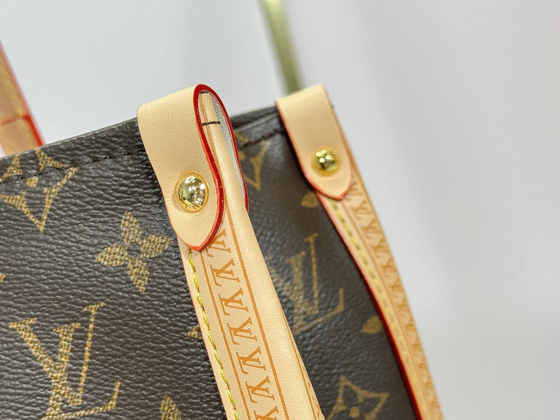 P320 upgrades the original M13079 Louis Vuitton x Takashi Murakami reissue series with a smart interpretation of the OnTheGo medium handbag. The colorful Monogram canvas body, cowhide leather trim and LV x TM key bag highlight the sophisticated style. The shiny corners recall the design of traditional Louis Vuitton luggage, and the shoulder strap and top handle allow for multiple carrying methods. Dimensions: 35.0 x 27.0 x 14.0 cm (length x height x width)