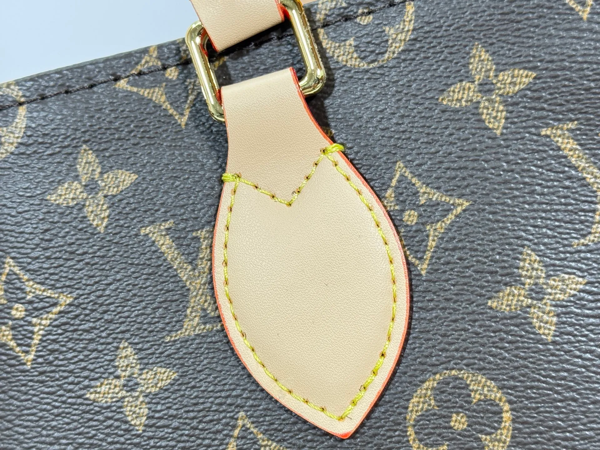 P320 upgrades the original M13079 Louis Vuitton x Takashi Murakami reissue series with a smart interpretation of the OnTheGo medium handbag. The colorful Monogram canvas body, cowhide leather trim and LV x TM key bag highlight the sophisticated style. The shiny corners recall the design of traditional Louis Vuitton luggage, and the shoulder strap and top handle allow for multiple carrying methods. Dimensions: 35.0 x 27.0 x 14.0 cm (length x height x width)