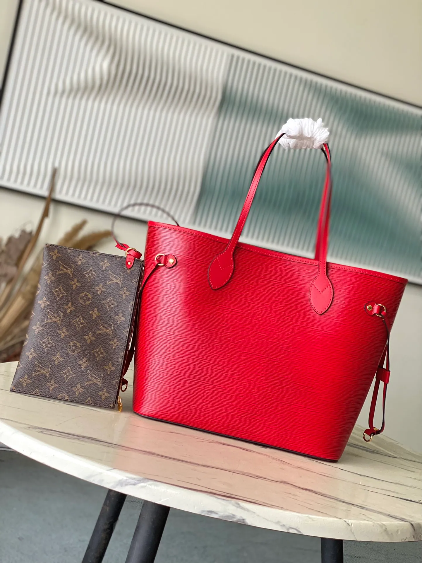 💰1320 (First-Grade Leather) Top Original M12755 Red This classic Neverfull MM St hand bag combines timeless design and traditional details, making it ideal for carrying to work and other occasions. The new version is made from signature Epi leather and has adjustable elastic straps on both sides to create a tight silhouette. The interior of the bag is spacious enough to store a 13-inch laptop, and the detachable zippered storage bag can be used as a clutch or as an extra pocket to store valuables. Dimensions: 31 x 28 x 14 cm (length x height x width)
