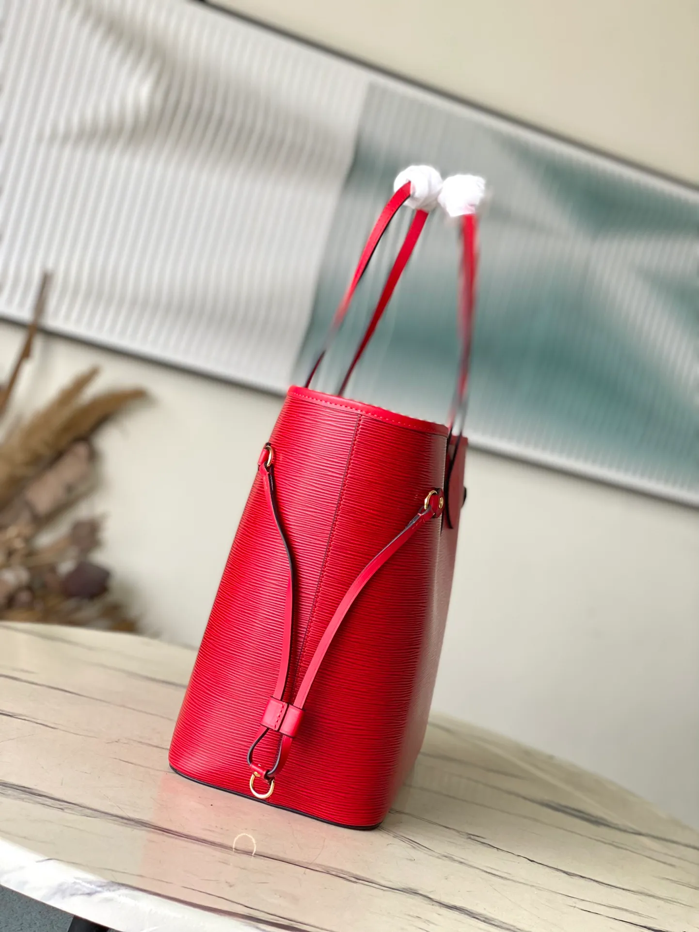 💰1320 (First-Grade Leather) Top Original M12755 Red This classic Neverfull MM St hand bag combines timeless design and traditional details, making it ideal for carrying to work and other occasions. The new version is made from signature Epi leather and has adjustable elastic straps on both sides to create a tight silhouette. The interior of the bag is spacious enough to store a 13-inch laptop, and the detachable zippered storage bag can be used as a clutch or as an extra pocket to store valuables. Dimensions: 31 x 28 x 14 cm (length x height x width)