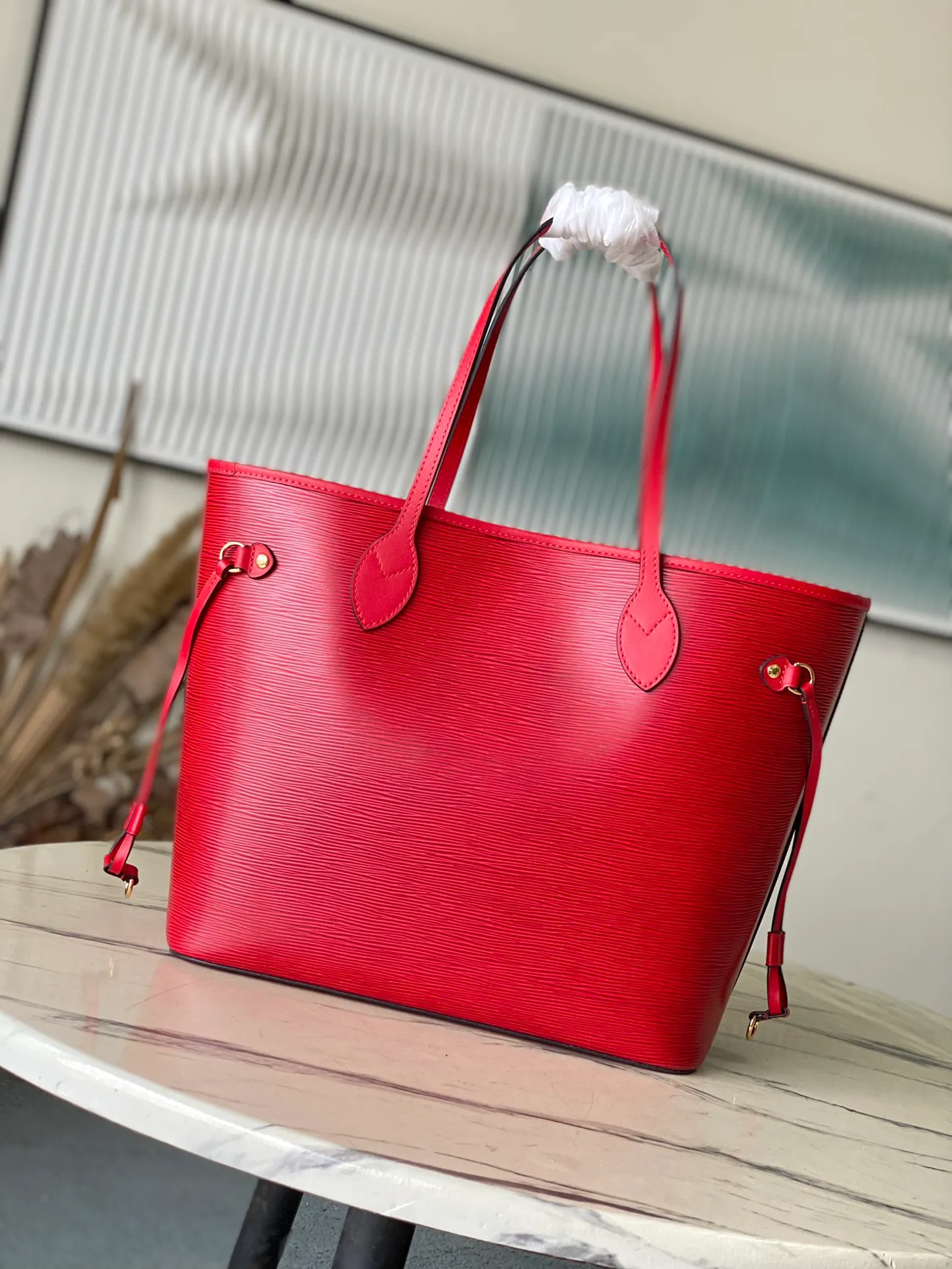💰1320 (First-Grade Leather) Top Original M12755 Red This classic Neverfull MM St hand bag combines timeless design and traditional details, making it ideal for carrying to work and other occasions. The new version is made from signature Epi leather and has adjustable elastic straps on both sides to create a tight silhouette. The interior of the bag is spacious enough to store a 13-inch laptop, and the detachable zippered storage bag can be used as a clutch or as an extra pocket to store valuables. Dimensions: 31 x 28 x 14 cm (length x height x width)