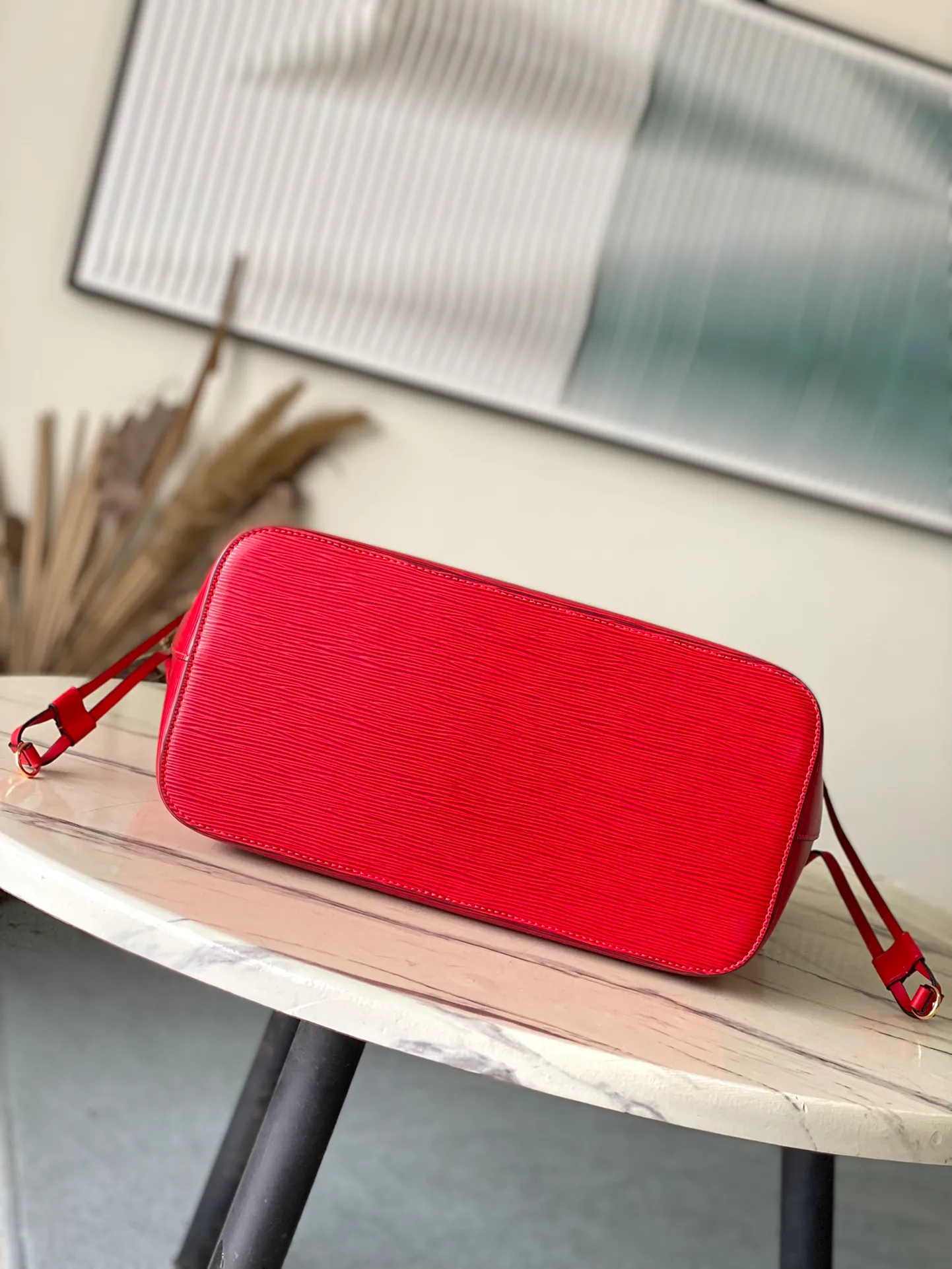 💰1320 (First-Grade Leather) Top Original M12755 Red This classic Neverfull MM St hand bag combines timeless design and traditional details, making it ideal for carrying to work and other occasions. The new version is made from signature Epi leather and has adjustable elastic straps on both sides to create a tight silhouette. The interior of the bag is spacious enough to store a 13-inch laptop, and the detachable zippered storage bag can be used as a clutch or as an extra pocket to store valuables. Dimensions: 31 x 28 x 14 cm (length x height x width)