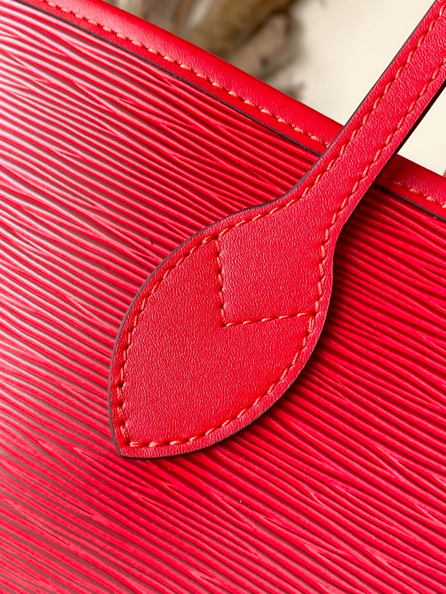 💰1320 (First-Grade Leather) Top Original M12755 Red This classic Neverfull MM St hand bag combines timeless design and traditional details, making it ideal for carrying to work and other occasions. The new version is made from signature Epi leather and has adjustable elastic straps on both sides to create a tight silhouette. The interior of the bag is spacious enough to store a 13-inch laptop, and the detachable zippered storage bag can be used as a clutch or as an extra pocket to store valuables. Dimensions: 31 x 28 x 14 cm (length x height x width)