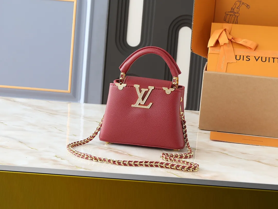 💰400💰Guangzhou goods Upgraded from the original M24583 M24584 M24585 Gold and diamond corolla This Capucines Flower Crown handbag is made of full-grain Taurillon leather and is embellished with Monogram flowers. Each flower is shaped by exquisite crystal diamonds. The LV logo and flowers echo each other, giving this soft handbag a jewel-like luster. Use the detachable shoulder strap cleverly to switch between shoulder and crossbody. Dimensions: 21.0 x 14.0 x 8.0 cm