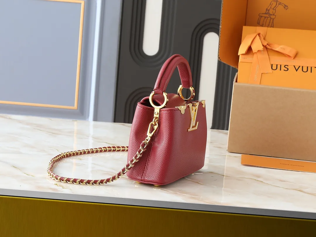 💰400💰Guangzhou goods Upgraded from the original M24583 M24584 M24585 Gold and diamond corolla This Capucines Flower Crown handbag is made of full-grain Taurillon leather and is embellished with Monogram flowers. Each flower is shaped by exquisite crystal diamonds. The LV logo and flowers echo each other, giving this soft handbag a jewel-like luster. Use the detachable shoulder strap cleverly to switch between shoulder and crossbody. Dimensions: 21.0 x 14.0 x 8.0 cm