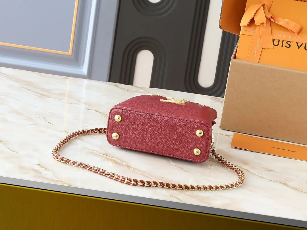 💰400💰Guangzhou goods Upgraded from the original M24583 M24584 M24585 Gold and diamond corolla This Capucines Flower Crown handbag is made of full-grain Taurillon leather and is embellished with Monogram flowers. Each flower is shaped by exquisite crystal diamonds. The LV logo and flowers echo each other, giving this soft handbag a jewel-like luster. Use the detachable shoulder strap cleverly to switch between shoulder and crossbody. Dimensions: 21.0 x 14.0 x 8.0 cm