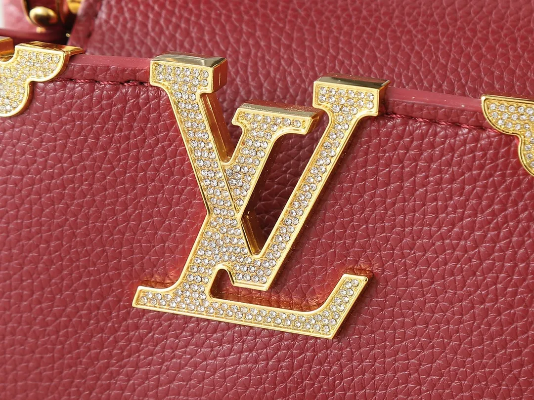 💰400💰Guangzhou goods Upgraded from the original M24583 M24584 M24585 Gold and diamond corolla This Capucines Flower Crown handbag is made of full-grain Taurillon leather and is embellished with Monogram flowers. Each flower is shaped by exquisite crystal diamonds. The LV logo and flowers echo each other, giving this soft handbag a jewel-like luster. Use the detachable shoulder strap cleverly to switch between shoulder and crossbody. Dimensions: 21.0 x 14.0 x 8.0 cm