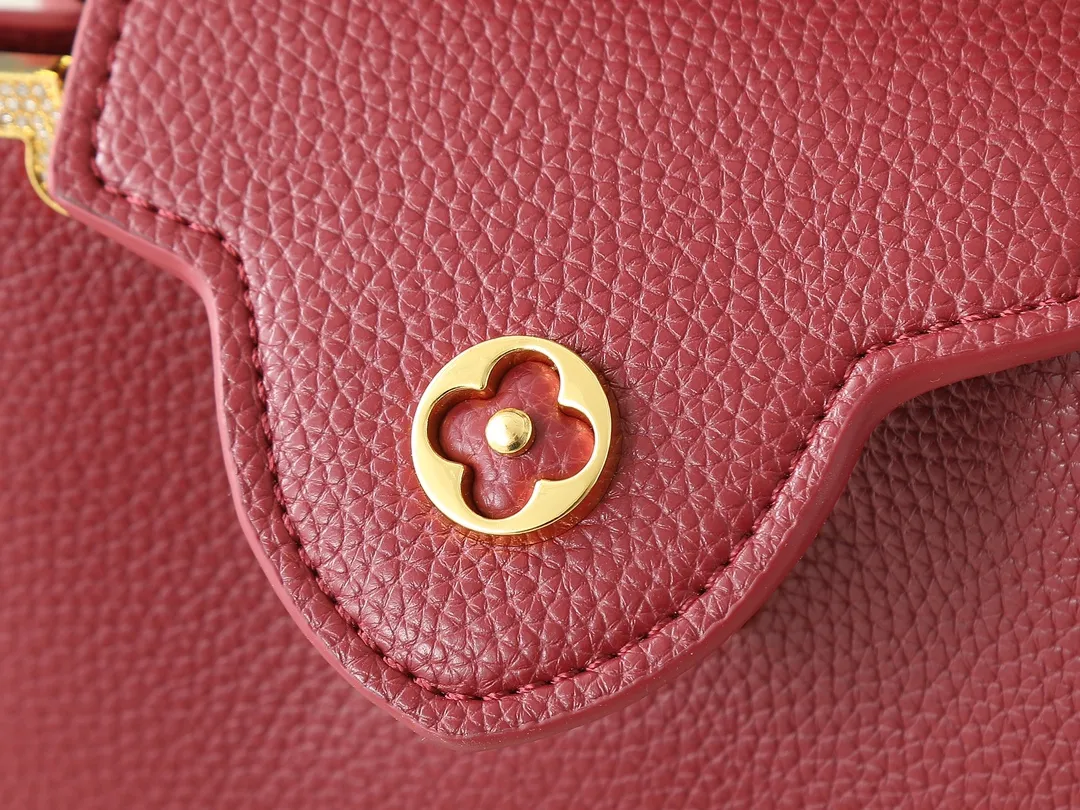 💰400💰Guangzhou goods Upgraded from the original M24583 M24584 M24585 Gold and diamond corolla This Capucines Flower Crown handbag is made of full-grain Taurillon leather and is embellished with Monogram flowers. Each flower is shaped by exquisite crystal diamonds. The LV logo and flowers echo each other, giving this soft handbag a jewel-like luster. Use the detachable shoulder strap cleverly to switch between shoulder and crossbody. Dimensions: 21.0 x 14.0 x 8.0 cm