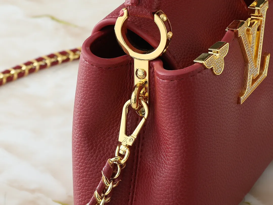 💰400💰Guangzhou goods Upgraded from the original M24583 M24584 M24585 Gold and diamond corolla This Capucines Flower Crown handbag is made of full-grain Taurillon leather and is embellished with Monogram flowers. Each flower is shaped by exquisite crystal diamonds. The LV logo and flowers echo each other, giving this soft handbag a jewel-like luster. Use the detachable shoulder strap cleverly to switch between shoulder and crossbody. Dimensions: 21.0 x 14.0 x 8.0 cm