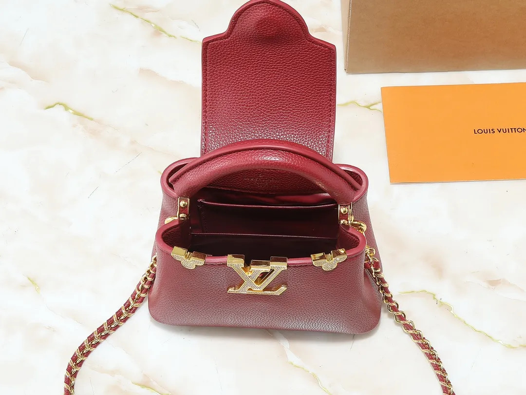 💰400💰Guangzhou goods Upgraded from the original M24583 M24584 M24585 Gold and diamond corolla This Capucines Flower Crown handbag is made of full-grain Taurillon leather and is embellished with Monogram flowers. Each flower is shaped by exquisite crystal diamonds. The LV logo and flowers echo each other, giving this soft handbag a jewel-like luster. Use the detachable shoulder strap cleverly to switch between shoulder and crossbody. Dimensions: 21.0 x 14.0 x 8.0 cm