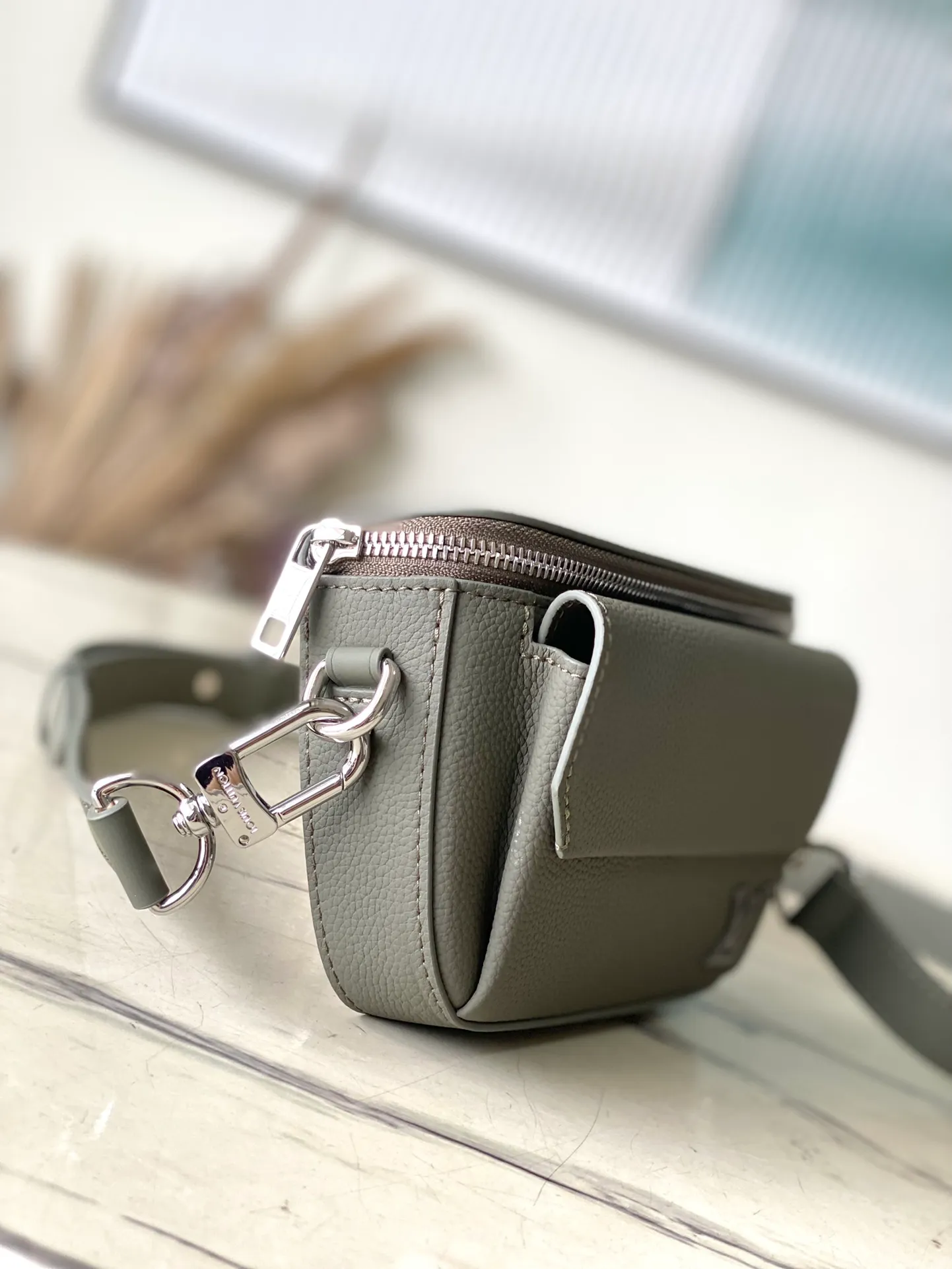 💰940 (top layer leather) top original order M83560 dark green This Pilot mini handbag is made of grained cow leather with a round shape, providing a trendy choice for daily travel. A zippered main compartment ensures secure storage, and a front pocket provides easy access to small items like your phone or keys. Detachable shoulder strap allows for comfortable shoulder or cross-body wear. Dimensions: 20 × 12 × 5,5 cm