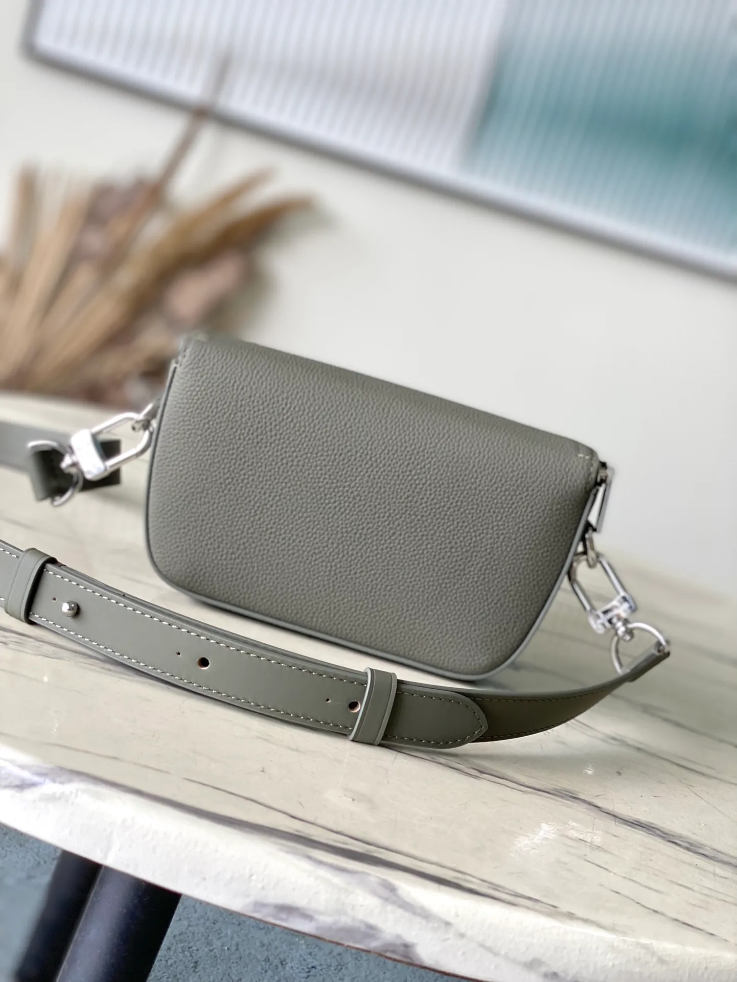 💰940 (top layer leather) top original order M83560 dark green This Pilot mini handbag is made of grained cow leather with a round shape, providing a trendy choice for daily travel. A zippered main compartment ensures secure storage, and a front pocket provides easy access to small items like your phone or keys. Detachable shoulder strap allows for comfortable shoulder or cross-body wear. Dimensions: 20 × 12 × 5,5 cm