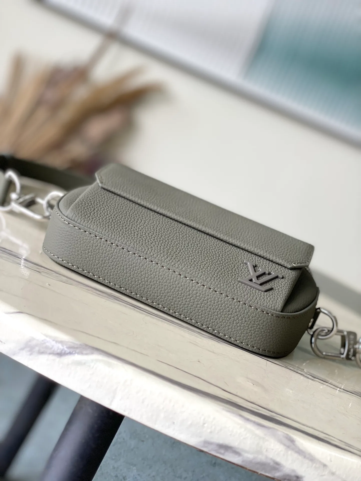 💰940 (top layer leather) top original order M83560 dark green This Pilot mini handbag is made of grained cow leather with a round shape, providing a trendy choice for daily travel. A zippered main compartment ensures secure storage, and a front pocket provides easy access to small items like your phone or keys. Detachable shoulder strap allows for comfortable shoulder or cross-body wear. Dimensions: 20 × 12 × 5,5 cm