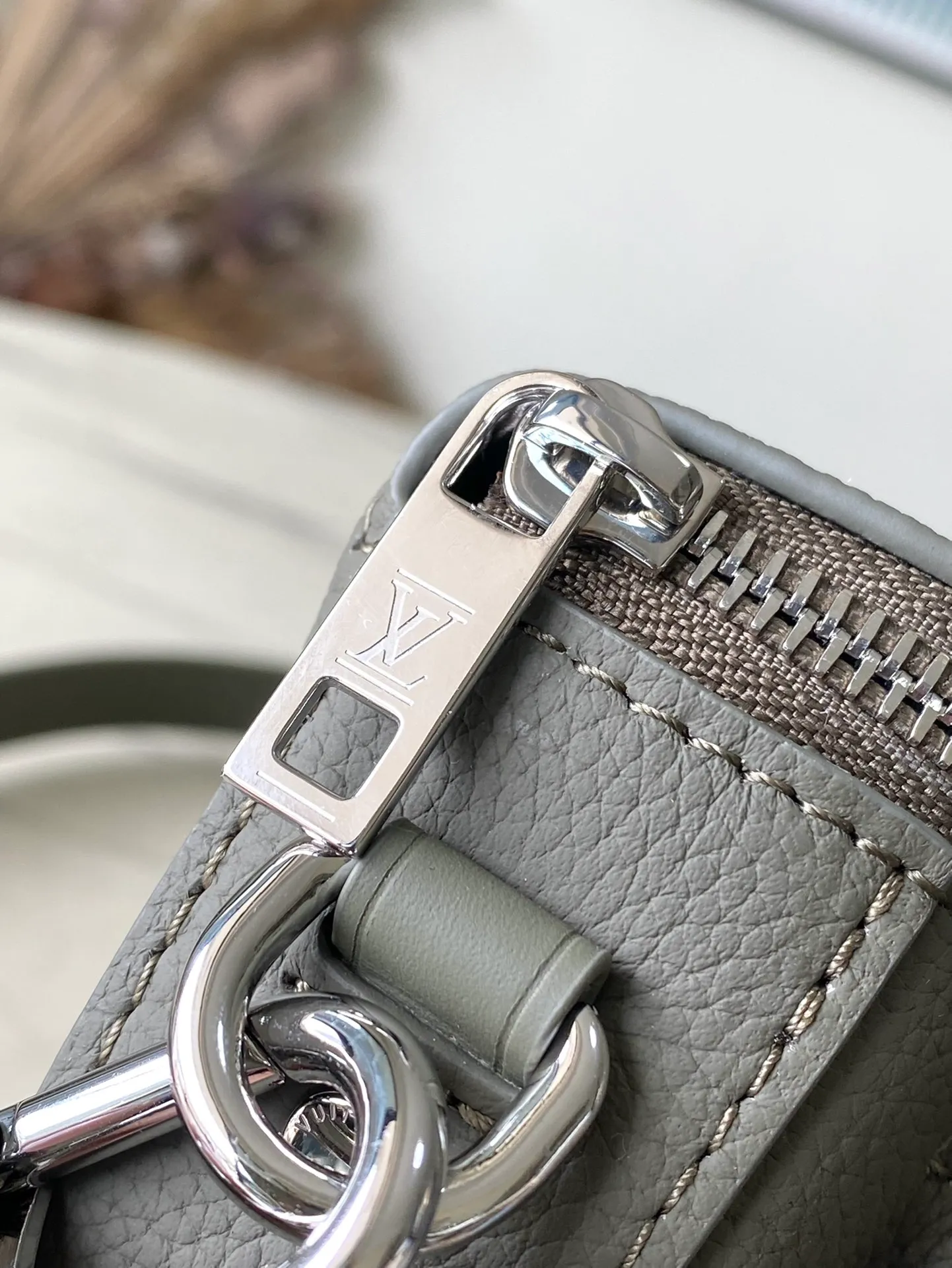 💰940 (top layer leather) top original order M83560 dark green This Pilot mini handbag is made of grained cow leather with a round shape, providing a trendy choice for daily travel. A zippered main compartment ensures secure storage, and a front pocket provides easy access to small items like your phone or keys. Detachable shoulder strap allows for comfortable shoulder or cross-body wear. Dimensions: 20 × 12 × 5,5 cm