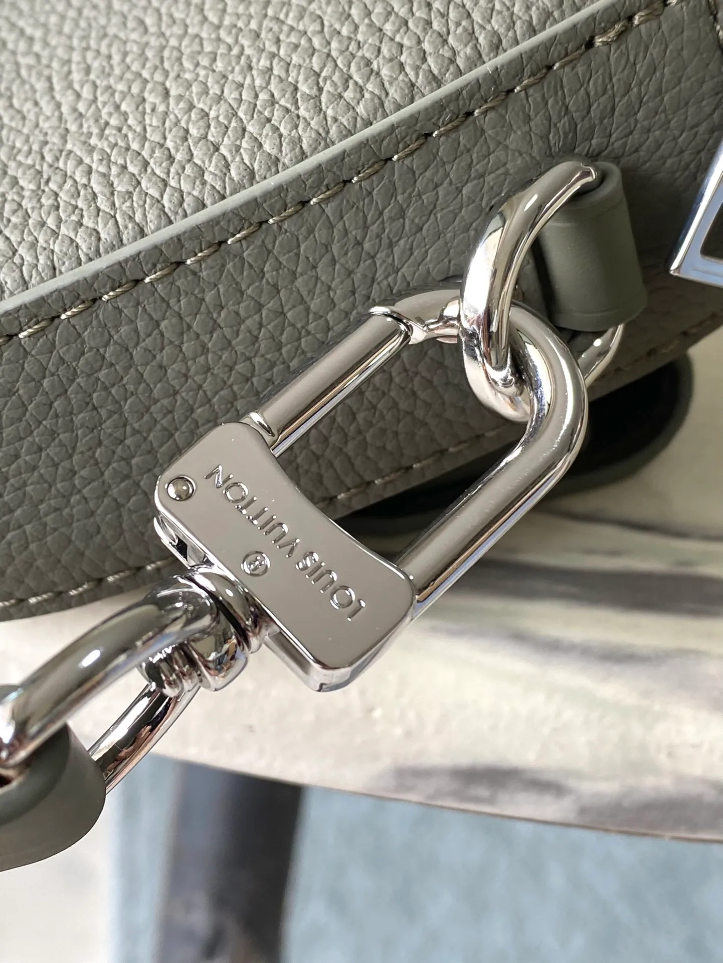 💰940 (top layer leather) top original order M83560 dark green This Pilot mini handbag is made of grained cow leather with a round shape, providing a trendy choice for daily travel. A zippered main compartment ensures secure storage, and a front pocket provides easy access to small items like your phone or keys. Detachable shoulder strap allows for comfortable shoulder or cross-body wear. Dimensions: 20 × 12 × 5,5 cm